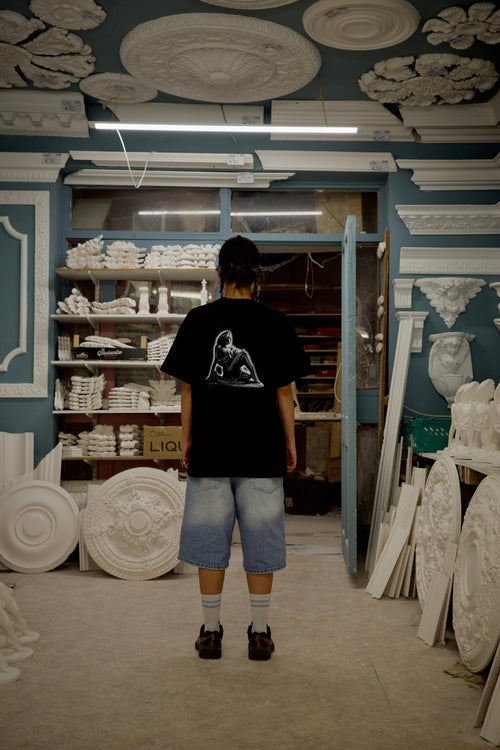 Lady on the Rock Tee back with statue print